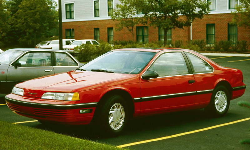 Groot, mooie glooiende vormen en uitermate luxe op zijn Amerikaans: de Ford Thunderbird