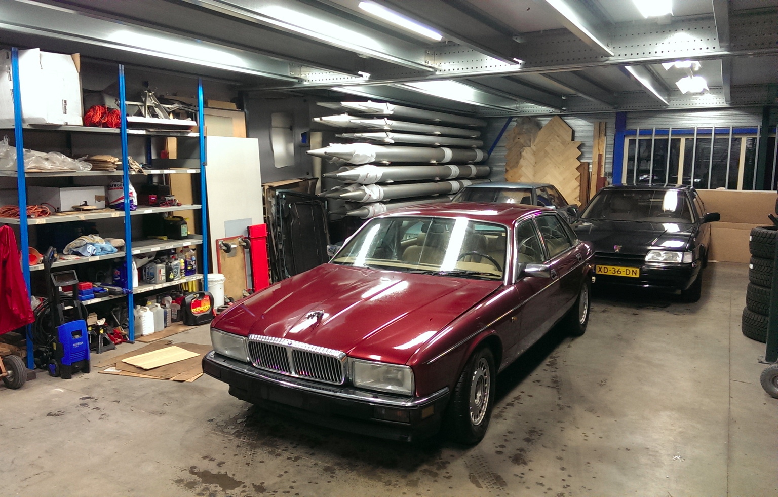 Liggende pijpen en een Daimler en Rover Vitesse