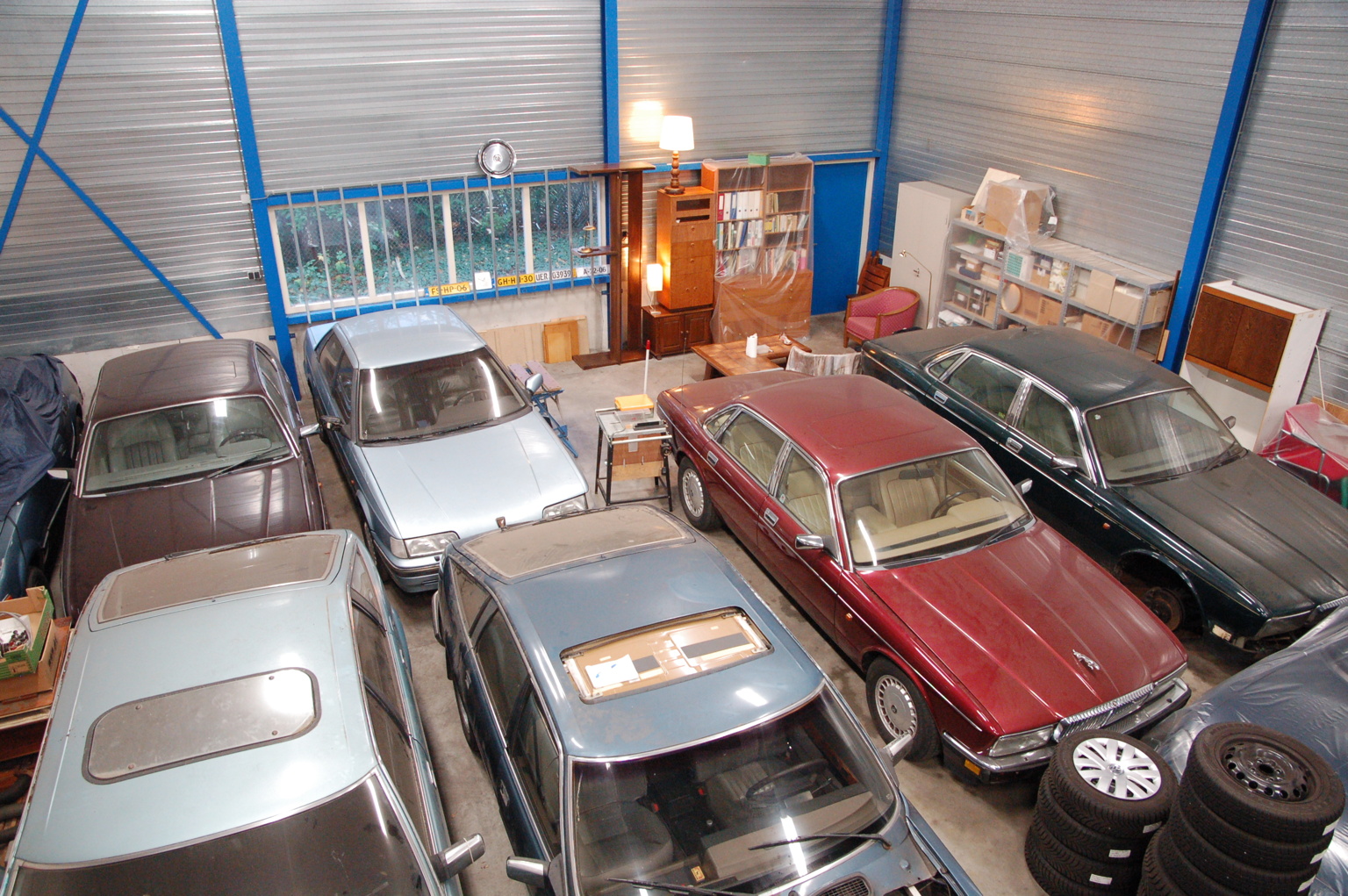 Bedrijfshal met Daimlers en Rovers