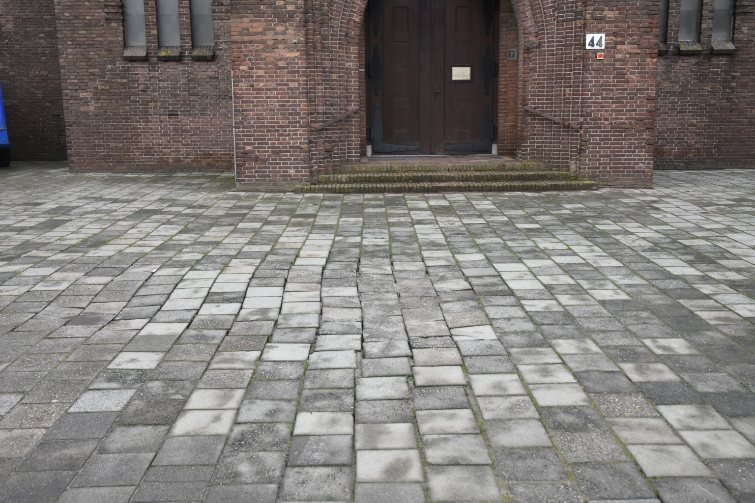 Opwellend vocht in de betegeling op het voorplein van de Corneliusbasiliek: de wel van Welberg?