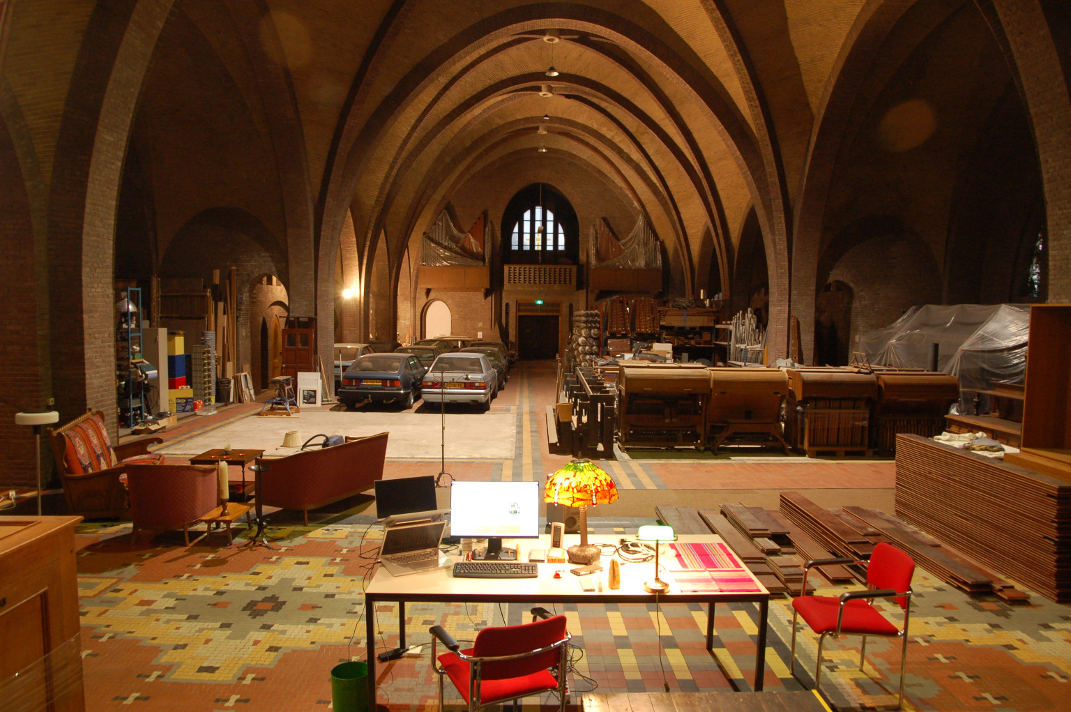 De voorlopige zithoek en werkplek op het priesterkoor van de Corneliusbasiliek