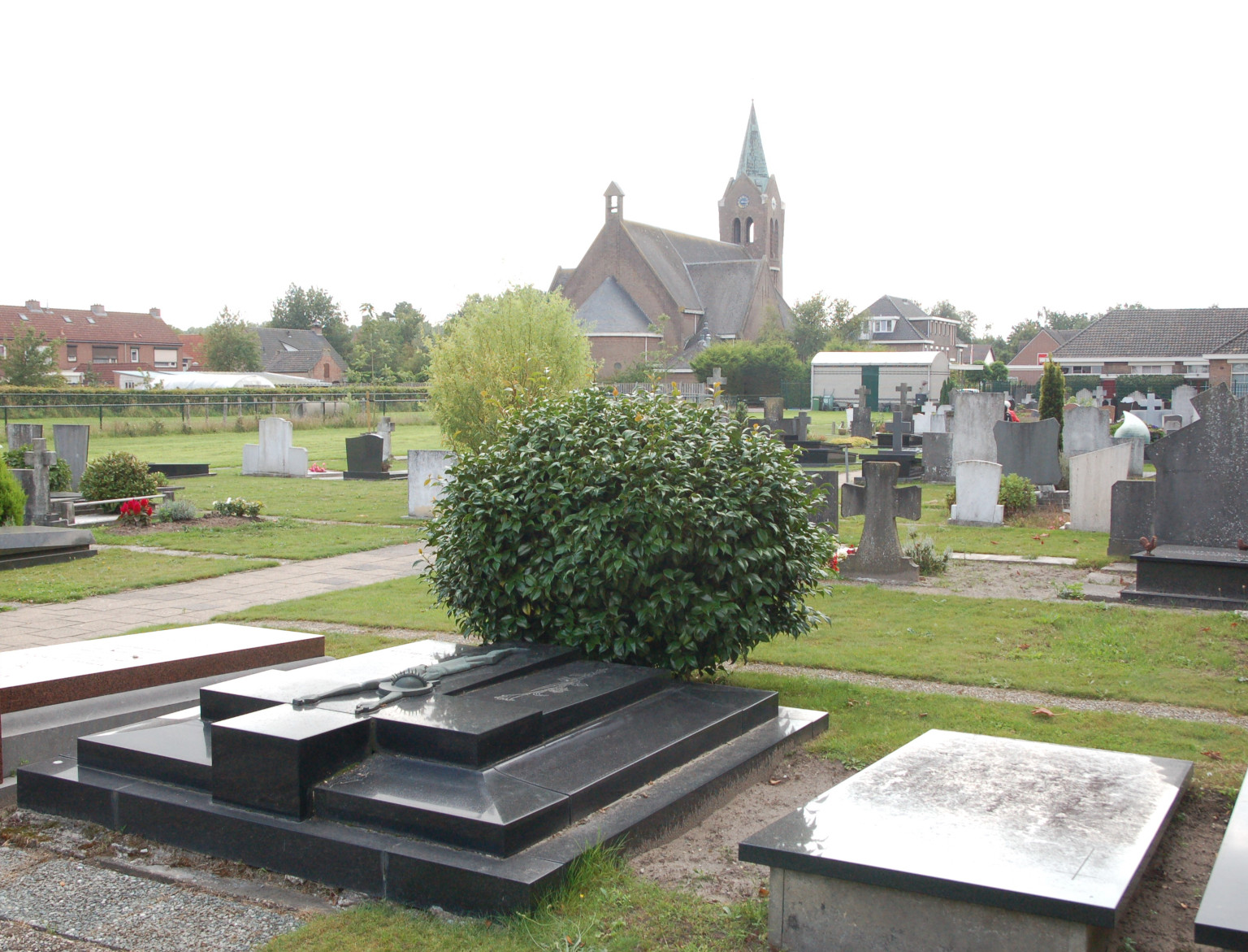 Het graf van Janske Gorissen met op de achtergrond de Sint-Corneliusbasiliek