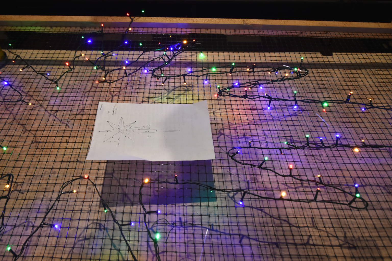 Kerststerverlichting in een galmgat van de toren van de Basiliek van Welberg