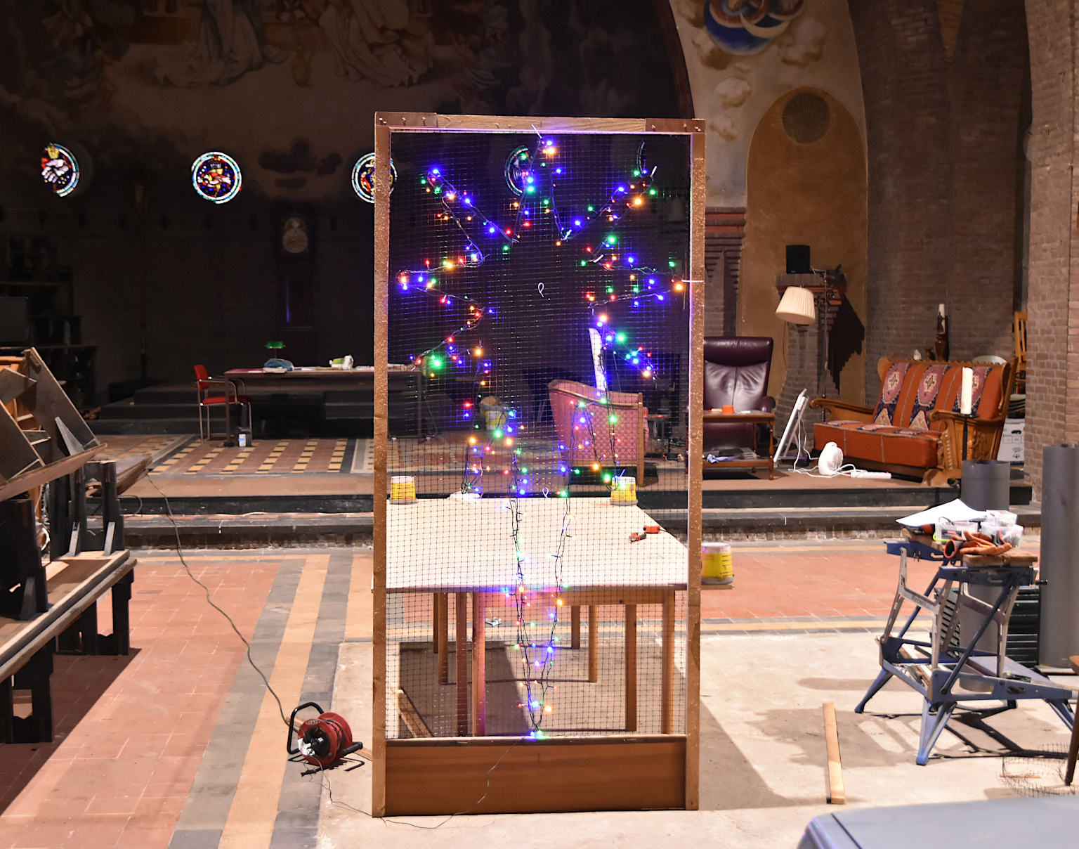 Kerststerverlichting in een galmgat van de toren van de Basiliek van Welberg