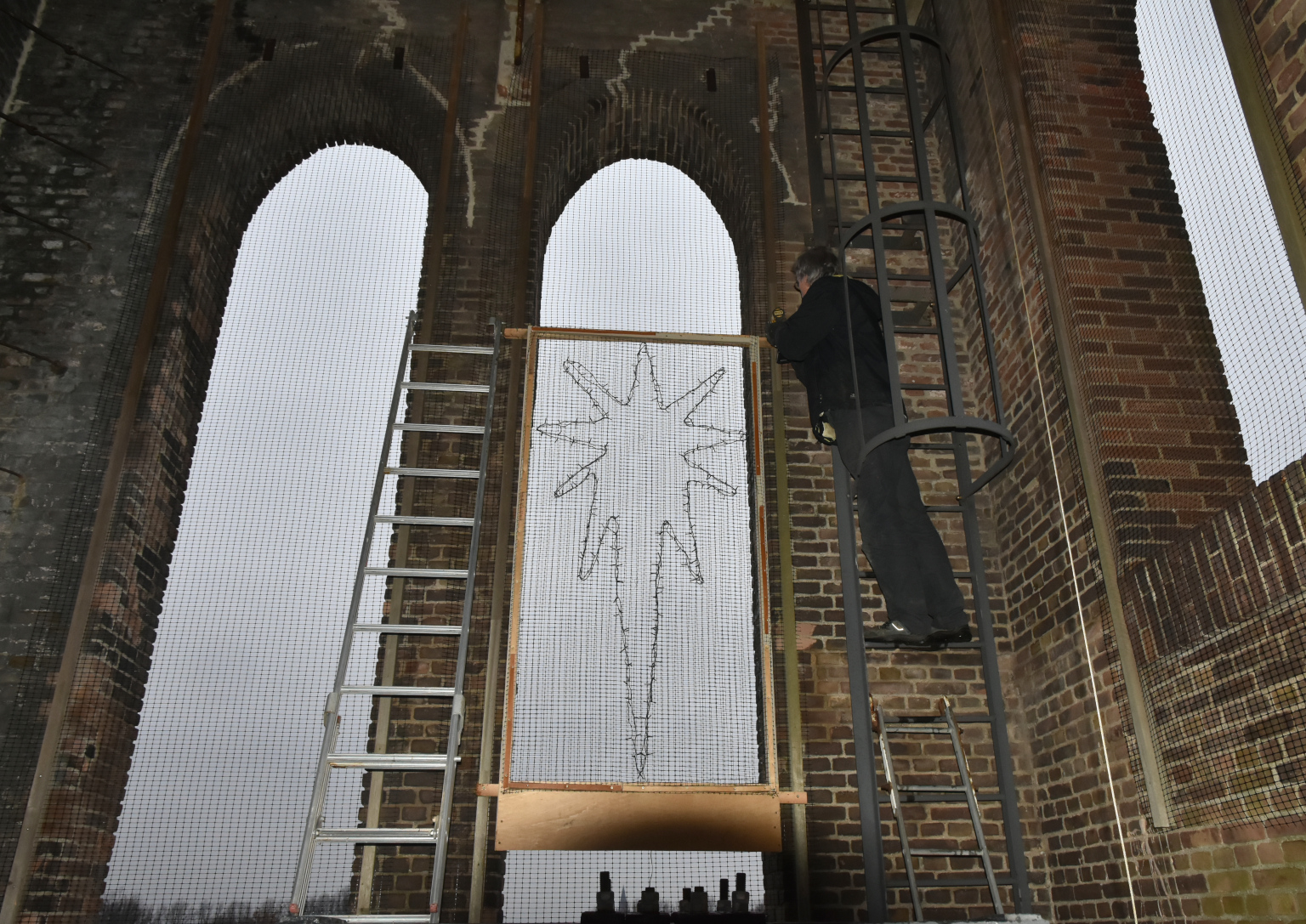 Kerststerverlichting in een galmgat van de toren van de Basiliek van Welberg