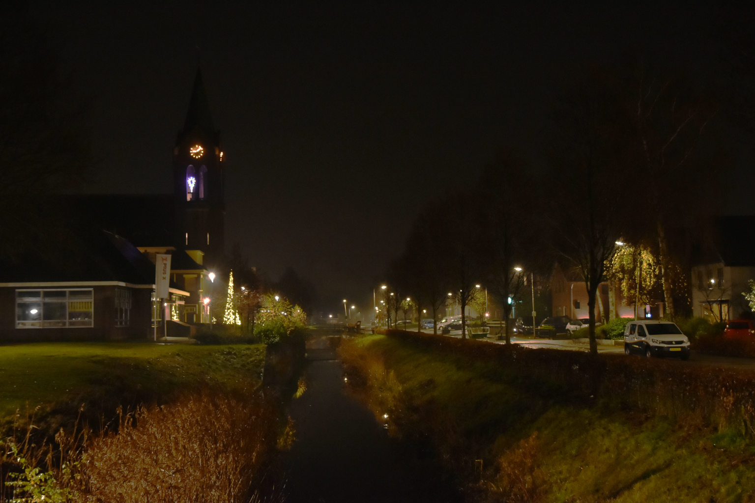 Kerststerverlichting in een galmgat van de toren van de Basiliek van Welberg