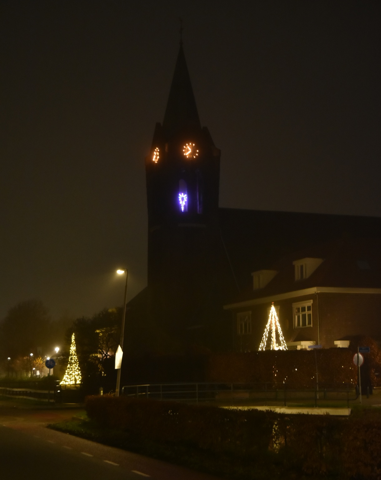 Kerststerverlichting in een galmgat van de toren van de Basiliek van Welberg