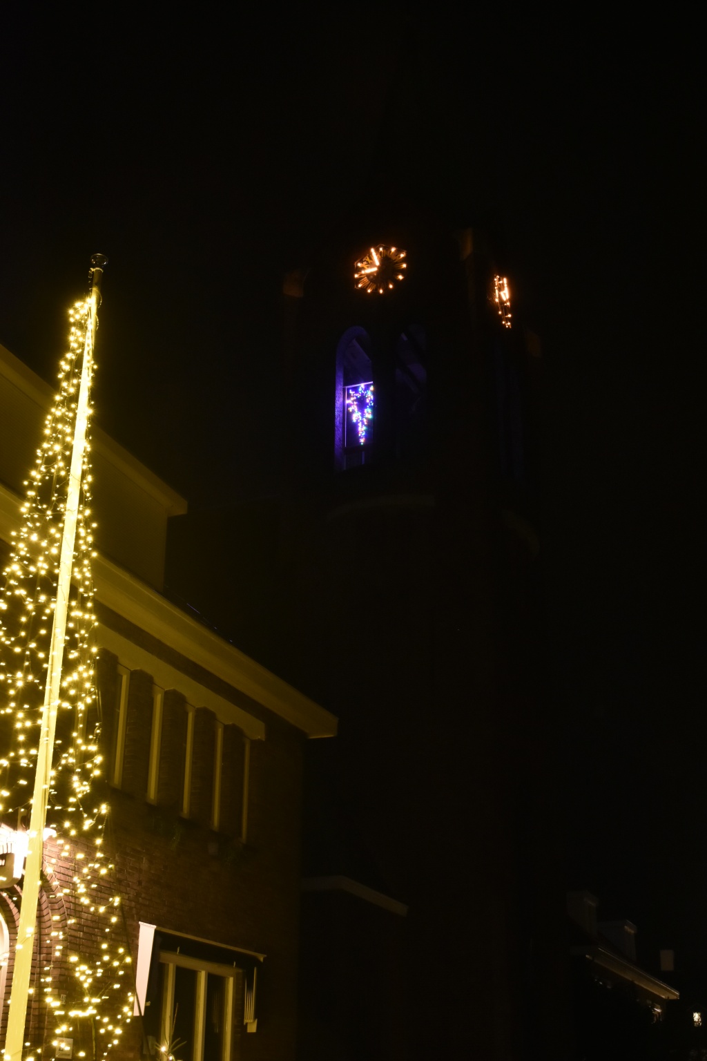 Kerststerverlichting in een galmgat van de toren van de Basiliek van Welberg