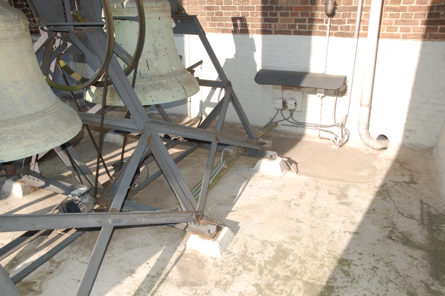 De takkenbende van de kauwen op de klokkenvloer: opgeruimd!