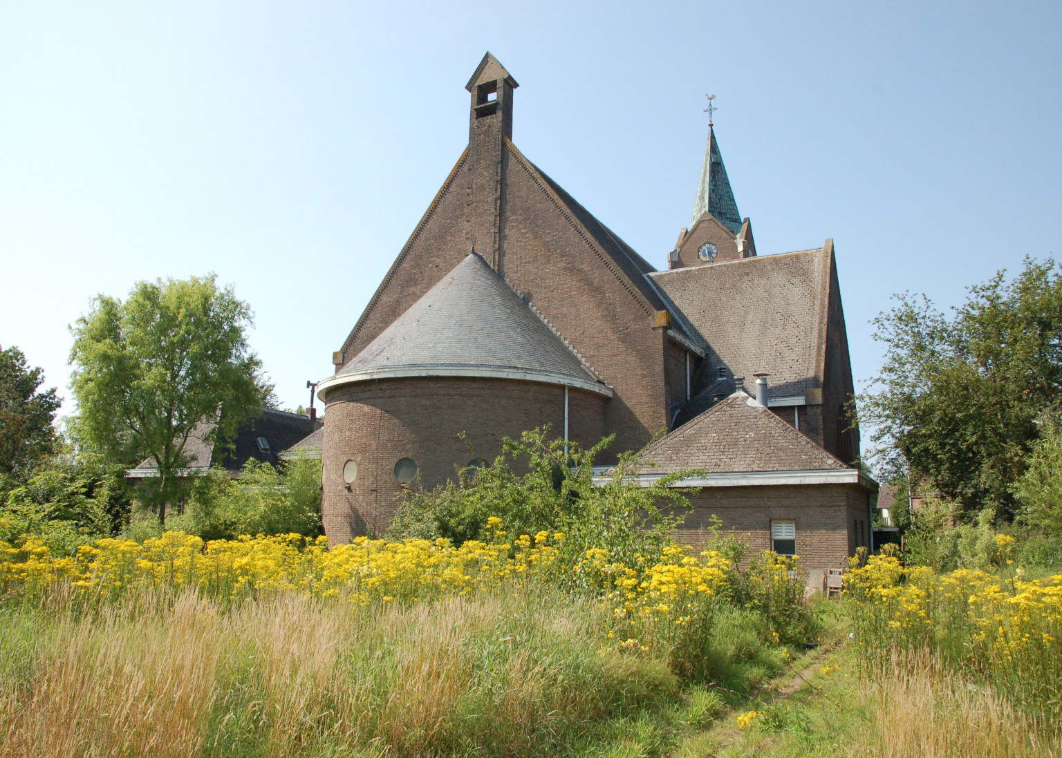 De weelderige tuin achter de Corneliusbasiliek