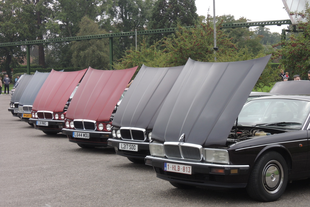 Onherroepelijk op dit soort bijeenkomsten gaan uiteindelijk de meeste motorkappen open ...