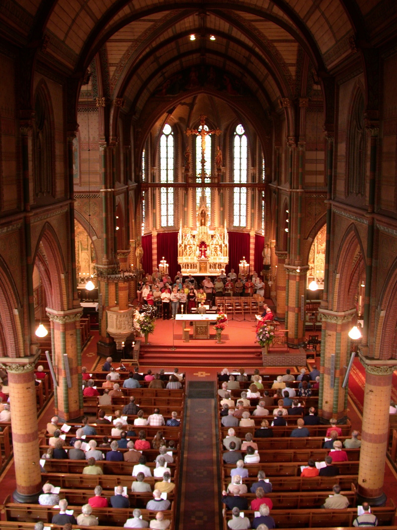 Het zicht op de Bonifatiuskerk in Alphen aan den Rijn vanaf de orgeltribune